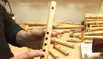 Instrumentos musicales elaborados con cañas silvestres. Artesanía tradicional para su uso musical